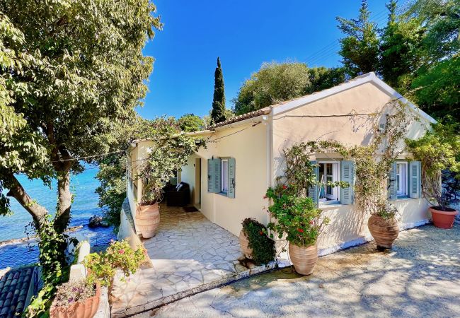 Villa in Kassiopi - Apraos Beachfront House Villa in Kassiopi - Apraos Beachfront House