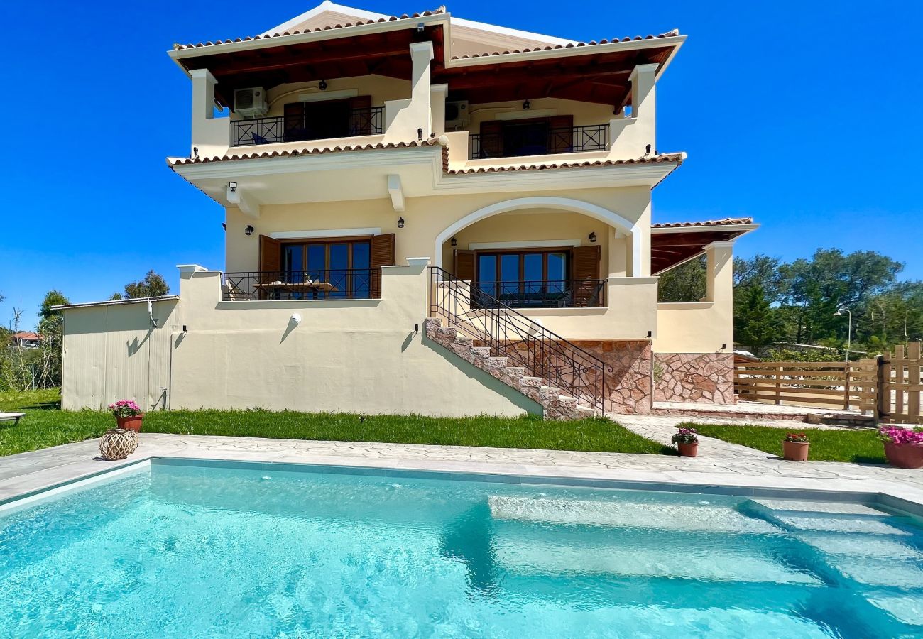 Villa in Arillas - Luxury Villa Makris with private heatable pool