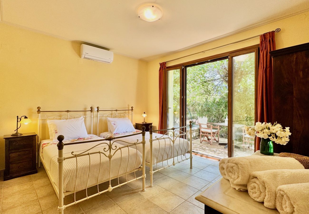 Villa in Acharavi - Beachfront Villa Calypso with private pool