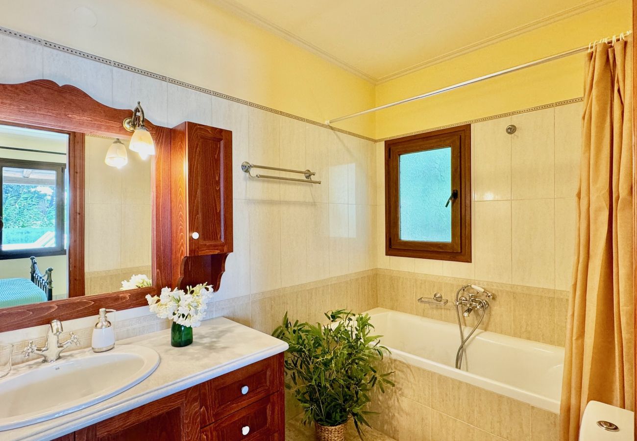 Villa in Acharavi - Beachfront Villa Calypso with private pool
