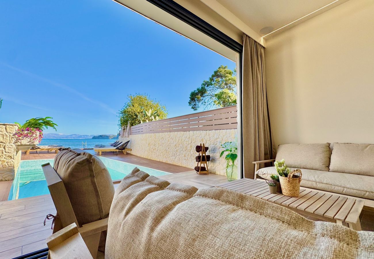 Villa in Sidari - Beachfront Villa Anatoli with private heated pool