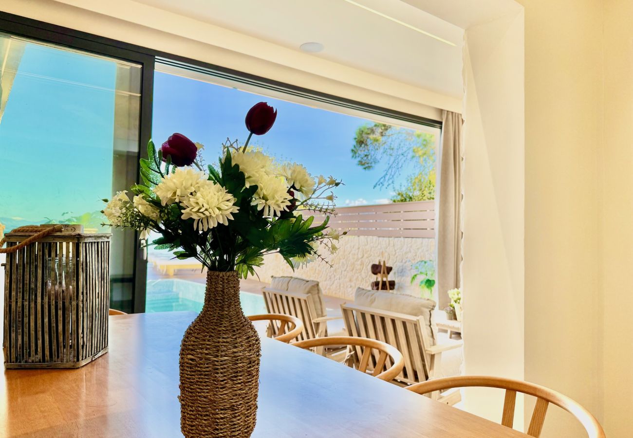 Villa in Sidari - Beachfront Villa Anatoli with private heated pool