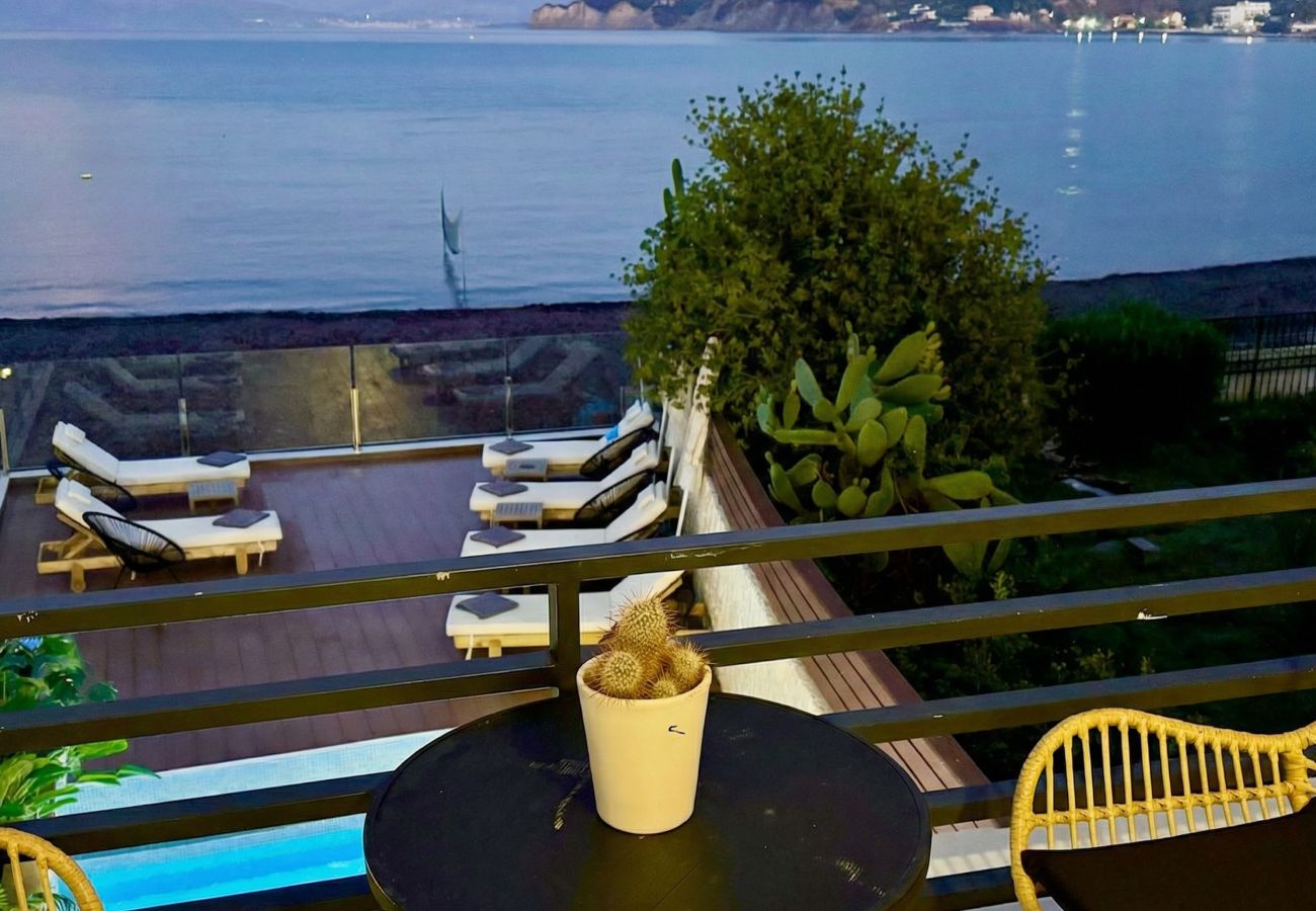 Villa in Sidari - Beachfront Villa Anatoli with private heated pool