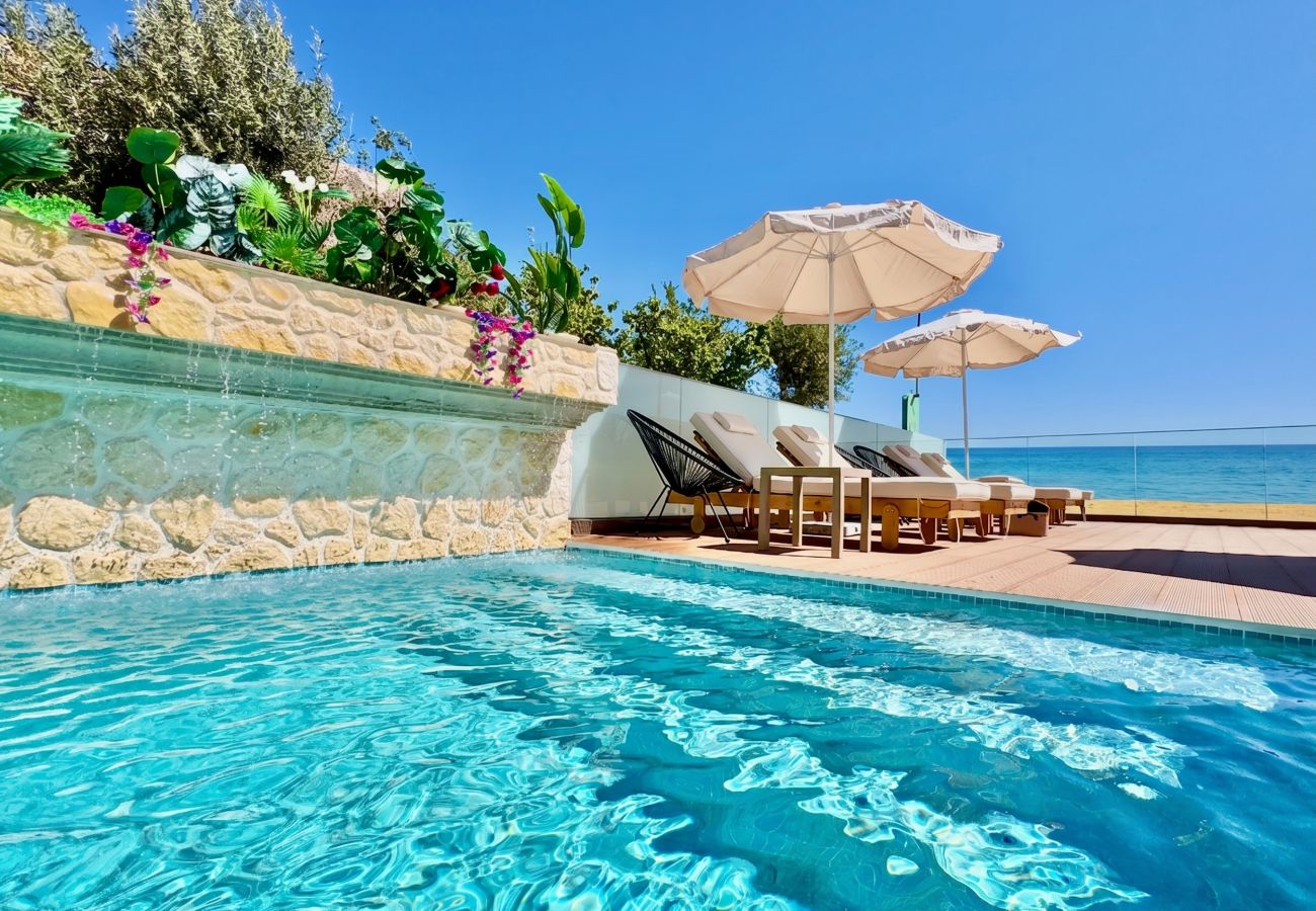 Villa in Sidari - Beachfront Villa Anatoli with private heated pool