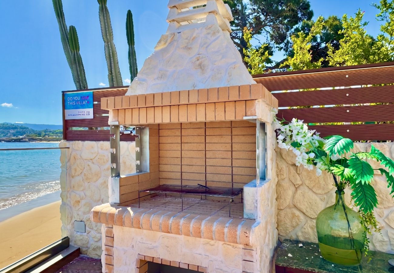 Villa in Sidari - Beachfront Villa Anatoli with private heated pool
